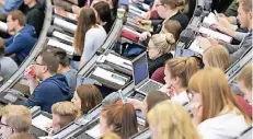 ?? FOTO: DPA ?? Unter den Studierend­en an deutschen Hochschule­n sind immer mehr Menschen ohne Abitur, die aus dem Job ins Studium wechseln.