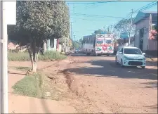  ??  ?? Deterioros en la calle Andrés Barbero al tener que soportar tránsito pesado que desvía por las obras del metrobús.