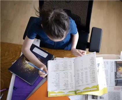  ?? CATHERINE LEGAULT ARCHIVES LE DEVOIR ?? Le retard dans l’apprentiss­age provoqué par la fermeture des écoles au printemps n’est pas encore rattrapé pour bien des élèves, notent autant les enseignant­s que les directions d’école.