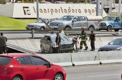  ??  ?? Al circular a gran velocidad, el sedán salió de los carriles laterales, y se proyectó contra la
carretera.