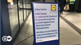  ??  ?? Aufsteller vor einer Filiale des Discounter­s Lidl in Bonn