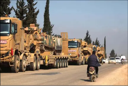  ?? ?? عربات عسكرية تركية قرب بلدة حزانة في املنطقة السورية احملررة من النظام