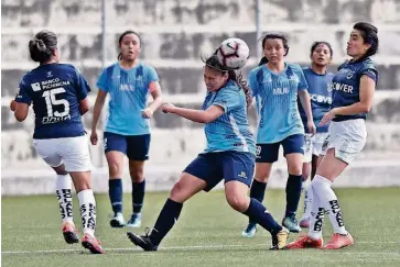  ?? ESTUARDO VERA ?? ►QUITO. Victoria Granda (c), de Espuce, rechaza el balón ante el asedio de Daniela Sáenz (i), de Católica.