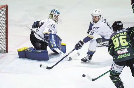  ?? FOTO: ANDREAS KLUPP ?? Für die EV Lindau Islanders (Goalie Tommi Steffen und Vincenz Mayer) ist die Saison nach einer dramatisch­en Niederlage beim Höchstadte­r EC (re. Anton Seewald) beendet.