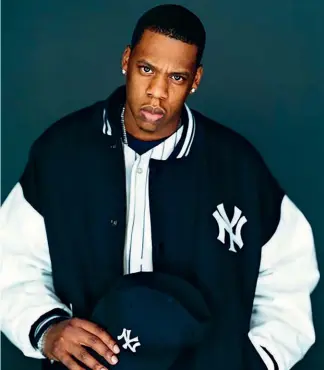  ??  ?? En 2003, Jay-Z et son ensemble des Yankees.