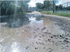  ?? FOTO: MARLON LAGUNA ?? DAÑOS. A los pobladores se les dificulta caminar en el barrio por las pozas de agua.