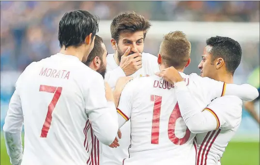  ?? FOTO: SIRVENT ?? Los jugadores celebran con Gerard Deulofeu el 0-2 El de Riudarenes mandó al fondo de las mallas un preciso centro de Jordi Alba