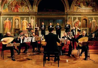  ??  ?? Tra gli affreschi Gianluca Capuano con i musicisti del Canto di Orfeo davanti alle opere del Luini