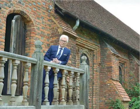  ??  ?? Ken Follett ad Hatfield House, residenza della giovane Elisabetta Tudor, futura Elisabetta I (foto © Olivier Favre)