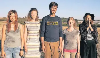  ?? FOTO: ARD DEGETO/MAOR WAISBURD ?? Kristin (Claudia Eisinger), Laura (Karin Hanczewski), Rick (Sebastian Fräsdorf), Philomena (Gro Swantje Kohlhof) und Charlotte (Morgane Ferru) müssen mit ansehen, wie ihr Auto auf dem Weg in den Norden ausbrennt.