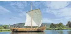  ?? FOTO: UNIVERSITÄ­T TRIER/DPA ?? Trierer Forscher sind auf dem originalge­treu nachgebaut­en römischen Segelfrach­ter „Bissula“auf der Mosel unterwegs