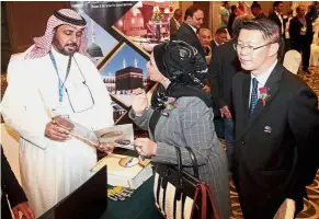  ??  ?? The best on offer: Haslina chatting with Sulaiman Abdullah Al Humaidan of Saudi Arabia as MATTA president Datuk Tan Kok Liang looks on.