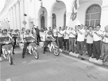  ??  ?? Jailani (fourth right) flags off the Pos Malaysia Sarawak convoy in front of the Main Post Office in Kuching. — Photos by Chimon Upon