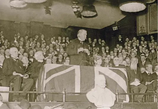  ??  ?? EXPLICANDO EL ACUERDO. En la foto, el primer ministro del Reino Unido, David Lloyd George, habla sobre las condicione­s de Versalles a los asistentes a un mitin en el Queen’s Hall de Londres.