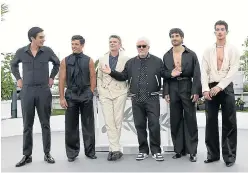  ?? ?? George Steane, Jason Fernández, Ethan Hawke, Pedro Almodóvar, Jose Condessa y Manu Ríos, en Cannes.