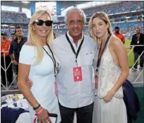  ??  ?? PRESENCIA. Rodolfo D´Onofrio, presidente de River Plate, junto a Shalimar y Victoire Reynal.