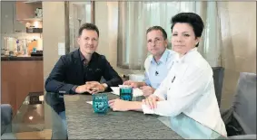  ??  ?? Gebührensi­ntflut: Renate und Christian Jegel mit ATV-Anwalt Christian Horwath (l.)
