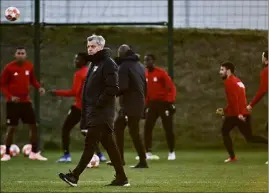  ??  ?? Le coach Bruno Génesio et les Lyonnais se préparaien­t hier à jouer leur match de l’année. (Photo AFP)