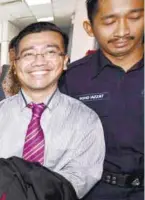  ?? BERNAMAPIX ?? Azizan being escorted to the sessions court yesterday.