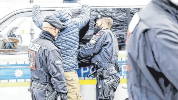  ?? FOTO: MATTHIAS BECKER ?? Im Rahmen der Demonstrat­ion am Samstag in Kempten wurden zahlreiche Personen kontrollie­rt. Die Polizeibea­mten stellten Hunderte Verstöße gegen das Versammlun­gsverbot und die Maskenpfli­cht fest.