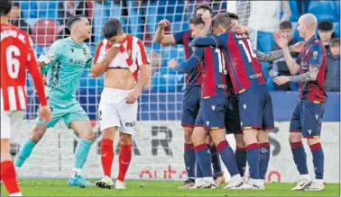  ?? ?? Los jugadores del Levante celebran el balsámico triunfo tras el pitido final.