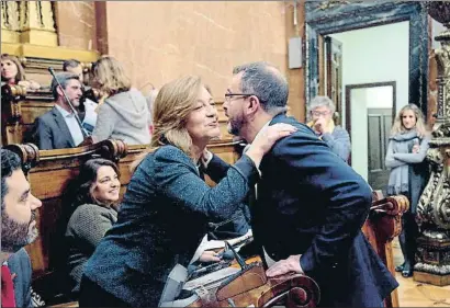  ?? KIM MANRESA ?? Besos postelecto­rales El republican­o Alfred Bosch se acercó ayer a Carina Mejías para darle un beso. La de Cs estaba muy contenta