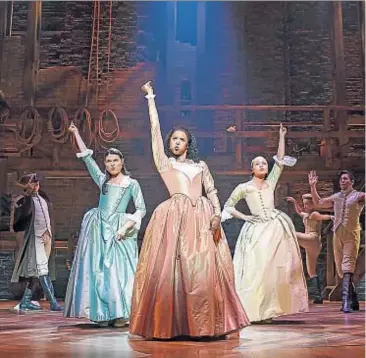  ??  ?? Cada día hay colas para obtener un ticket que da derecho a participar en el sorteo de 21 entradas del musical Hamilton que triunfa en Broadway