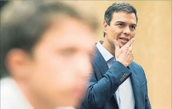  ?? DANI DUCH ?? El líder del PSOE, Pedro Sánchez, i en primer pla el portaveu d’Units Podem, Íñigo Errejón, al Congrés dels Diputats