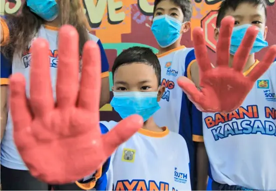  ?? PHOTOGRAPH BY BOB DUNGO JR. FOR THE DAILY TRIBUNE @tribunephl_bob ?? Stop road kills Children with painted hands join a mural unveiling to commemorat­e the World Day of Remembranc­e for Road Traffic Victims held at the Children’s Road Safety Park in Manila on Sunday.