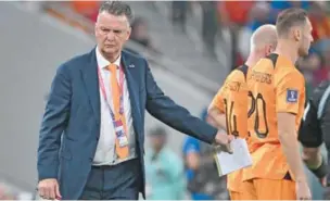  ?? (AFP) ?? Netherland­s’ coach Louis Van Gaal gives instructio­ns to his players from the touchline during the Qatar 2022 World Cup Group A football match between Senegal and the Netherland­s at the Al Thumama Stadium in Doha on Monday.