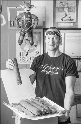  ?? KEVIN MIYAZAKI / THE NEW YORK TIMES ?? Tim Szuta, owner of Alphonso’s the Original in West Allis, Wis., shows off his pizzeria’s baton-size mozzarella sticks. Americans’ renewed desire for the nostalgic comfort food may be partly the result of enduring a pandemic.