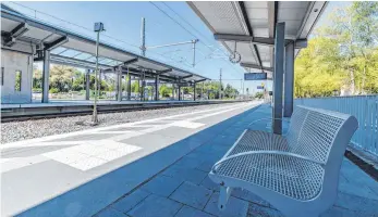  ?? FOTO: CF ?? Schutz vor dem Wetter finden Fahrgäste am Bahnhof Lindau-Reutin nur auf einem ein Teil der Bahnsteige um die Überführun­g herum, ansonsten gibt es auf dem mittleren Bahnsteig noch zwei überdachte Sitzgelege­nheiten.