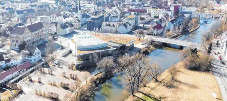  ?? FOTO: LUDGER MÖLLERS ?? Die Donau fließt mitten durch Tuttlingen – der Gemeindera­t will sie im Sommer gern aufstauen. Jetzt nutzt er dafür die letzte Chance.