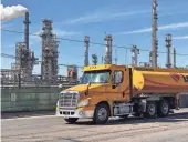  ?? VIC KOLENC/EL PASO TIMES ?? A fuel truck passes by part of the Marathon Petroleum Corp. oil refinery on Trowbridge Drive in East-Central El Paso in January 2021.