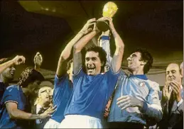  ?? FOTO: GETTY ?? Scirea, con la Copa, y Dino Zoff, a su izquierda, formaron parte de la selección italiana campeona del mundo en España