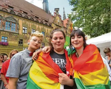  ?? Fotos: Andreas Brücken ?? Zur bunten Demonstrat­ion gegen Homophobie zeigten auch Lony, Marylou und Fenja (bunte) Flagge. Zum achten Mal fand der Christophe­r Street Day in Ulm statt.