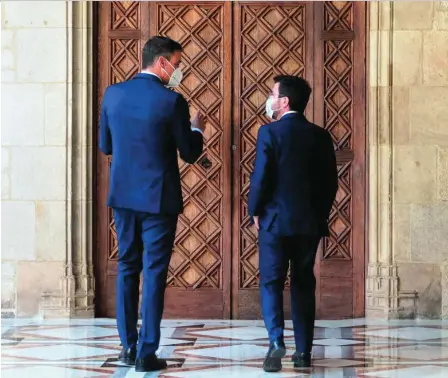  ??  ?? Pedro Sánchez y Pere Aragonès, a las puertas de la reunión del pasado miércoles en el Palau de la Generalita­t
