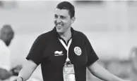  ??  ?? Hatem Missaoui, le coach de L’ASG, travaille avec les moyens du bord