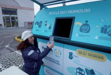  ?? (Foto Sartori) ?? Tecnologic­o Un cassonetto per la raccolta dei pannolini: 1.800 persone hanno scaricato la app