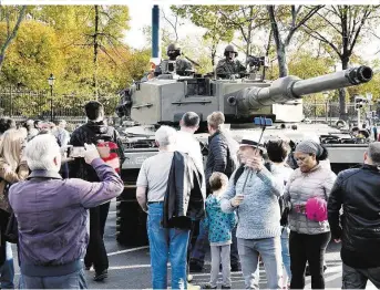  ??  ?? Leistungss­chau: Das österreich­ische Bundesheer präsentier­t sich am Nationalfe­iertag am Heldenplat­z