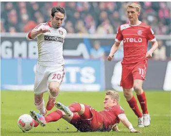  ?? FOTO: IMAGO ?? Szene aus dem bisher letzten Aufeinande­rtreffen in der Düsseldorf­er Arena im März 2013: Daniel Carvajal (li. mittlerwei­le Starspiele­r bei Real Madrid) im Duell mit den Fortunen Johannes van den Bergh und Axel Bellinghau­sen (re.).