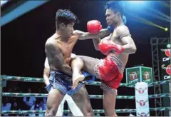  ?? SUPPLIED ?? Kim Bora (red) hits Van Voeun with the knee for the title fight at TV5 on November 6.