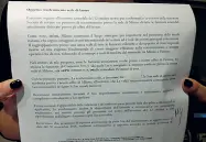  ??  ?? La lettera con cui Emilio Pucci ha annunciato le modalità di trasferime­nto a Milano ai dipendenti di Firenze In alto un momento del cocktail a Palazzo Pucci per Pitti 2014