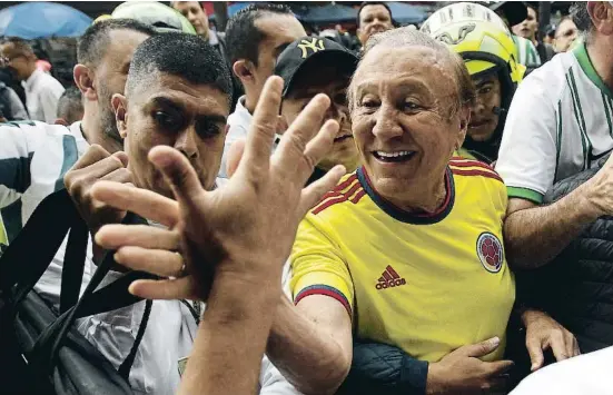  ?? Luis Eduardo Noriega A. / EFE ?? Rodolfo Hernández asistió en Medellín el 4 de junio a un partido de fútbol de la liga vestido con la camiseta de la selección colombiana