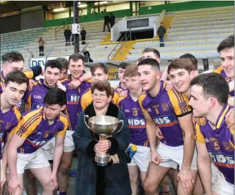  ??  ?? Julie Ann McKeown with the U-21 Cup named after her late husband Joey, with members of the Wolfe Tones winning team following the presentati­on.