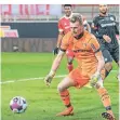  ?? FOTO: ANDREAS GORA/DPA ?? Lukas Hradecky von Bayer Leverkusen geht zum Ball.