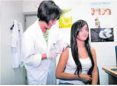  ?? MIGUEL A. SALAS ?? Una imagen tomada en 2009, cuando se incluyó la vacunación contra el VPH en los calendario­s españoles.