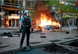  ??  ?? A Chicago Police Department SUV is set on fire near State and Lake in the Loop in Chicago at the weekend.