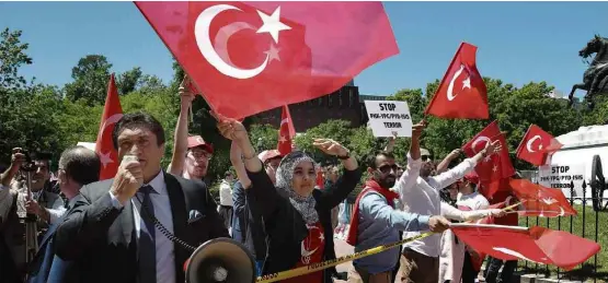  ?? Olivier Douliery/AFP ?? Manifestan­tes pró-Erdogan fazem ato em frente à Casa Branca, durante encontro do presidente turco com Trump, e protestam contra armas a curdos