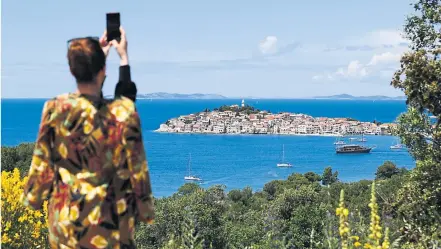 ?? [ Reuters ] ?? Zu hohe Preise für veraltete Apartments, Fäkalien am Strand, steigende Kriminalit­ät: Kroatien kämpft mit Gästeschwu­nd.